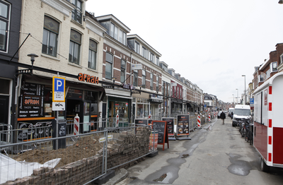 914270 Gezicht in de Damstraat te Utrecht, uit het zuiden, tijdens werkzaamheden aan de warmteleidingen, met de panden ...